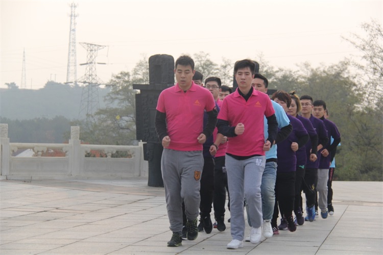 九游老哥J9俱乐部新闻：“不忘初心，继续前进”