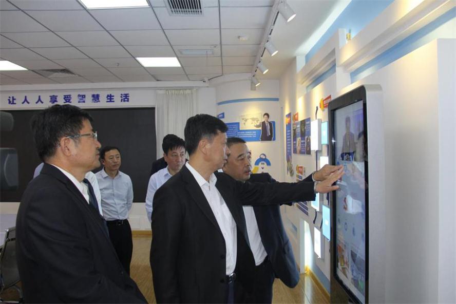 市长王一兵莅临九游老哥J9俱乐部电商指导.jpg 市长王一兵莅临九游老哥J9俱乐部电商指导.jpg