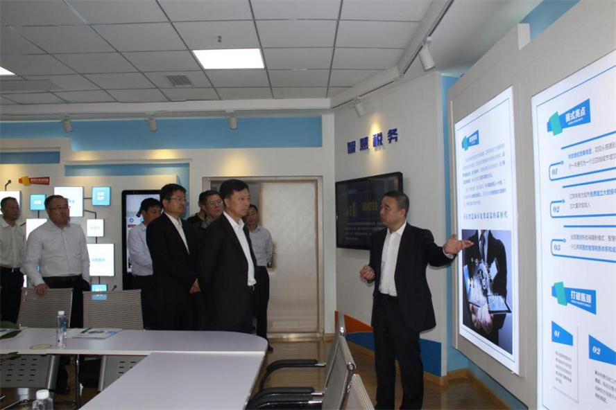 辽阳市市长王一兵莅临九游老哥J9俱乐部电商调研.jpg 辽阳市市长王一兵莅临九游老哥J9俱乐部电商调研.jpg