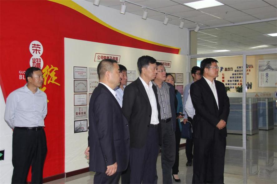 市长王一兵莅临九游老哥J9俱乐部电商调研指导.jpg 市长王一兵莅临九游老哥J9俱乐部电商调研指导.jpg